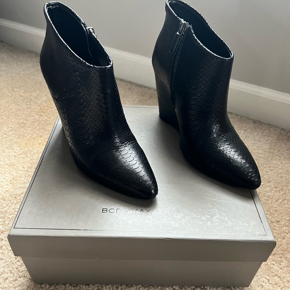 BCBGMAXAZRIA Black Perfed Snake Size 6M